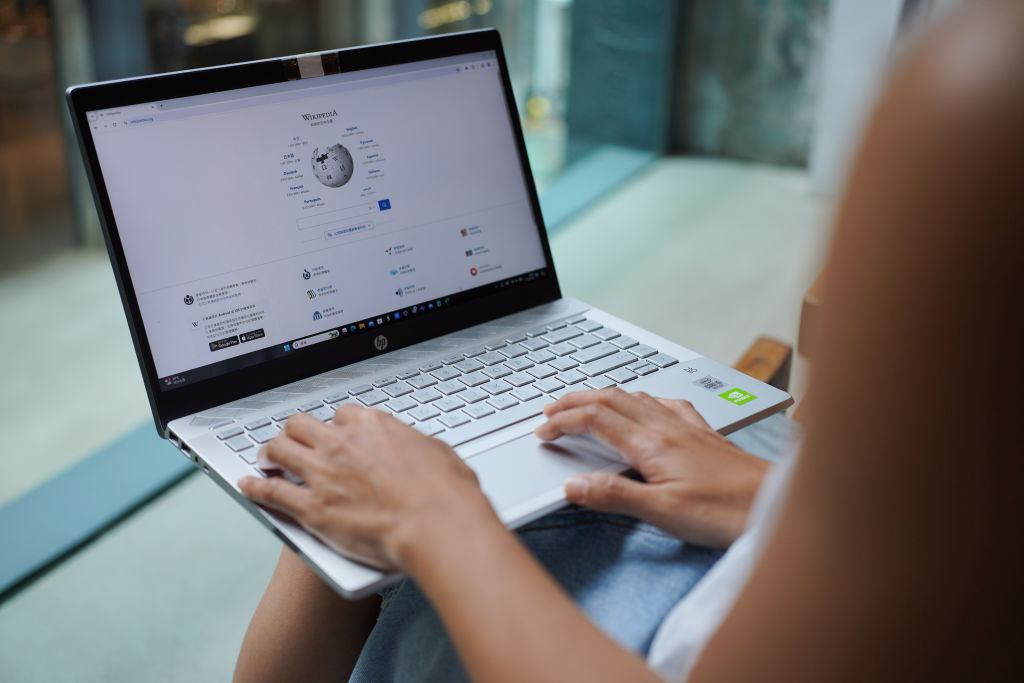 Wikipedia Editors Face Rising Challenge from AI-Generated Content