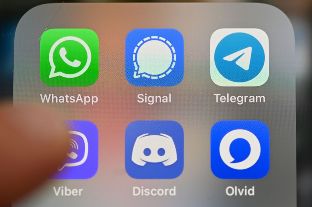 White House Blames iPhone Feature for Signal Scandal
Internal Investigation Points to 'Contact Suggestion Update' as Culprit