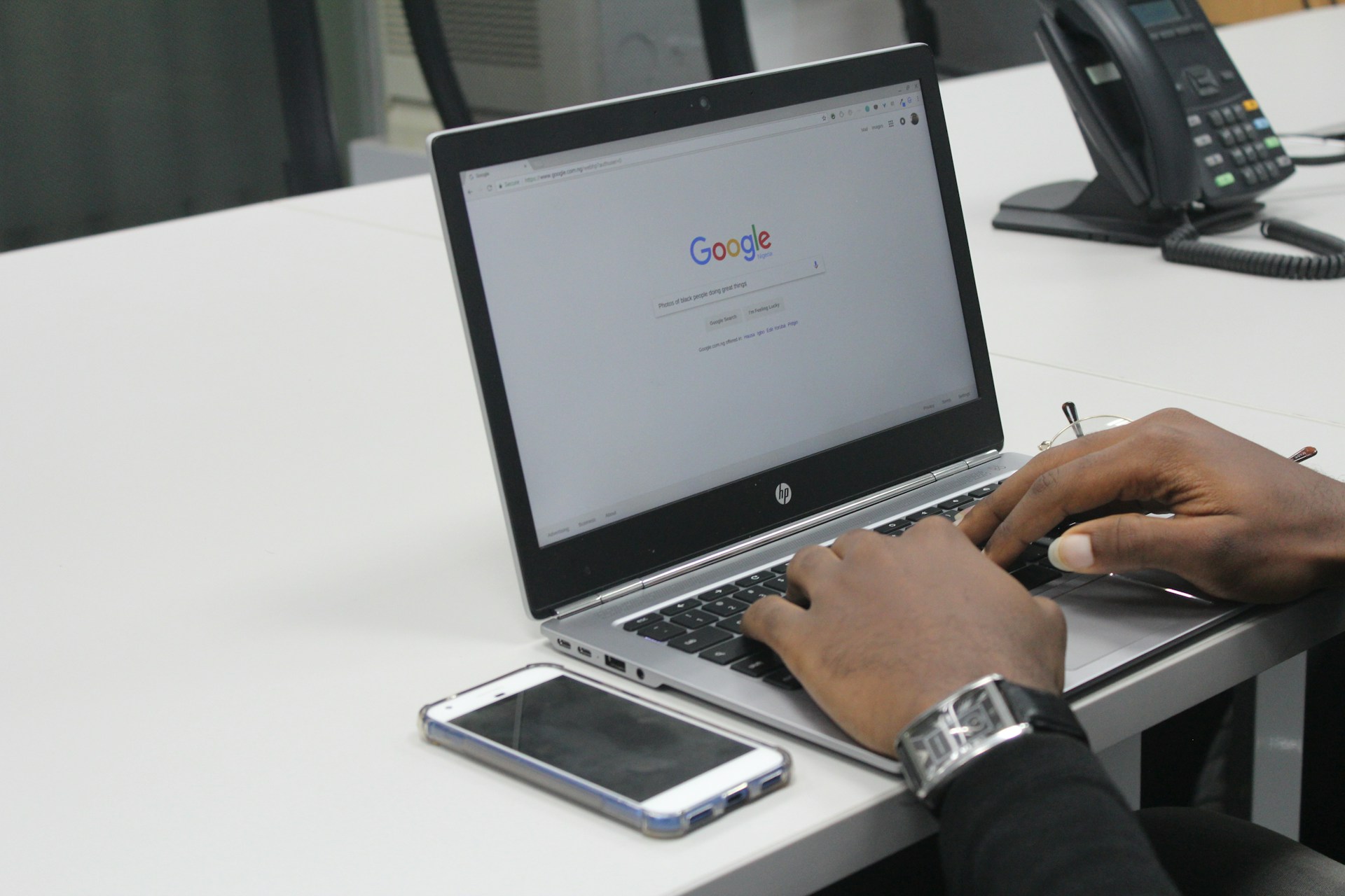 Google Tests Blue Checkmarks in Search: A Step Towards Safer Browsing?