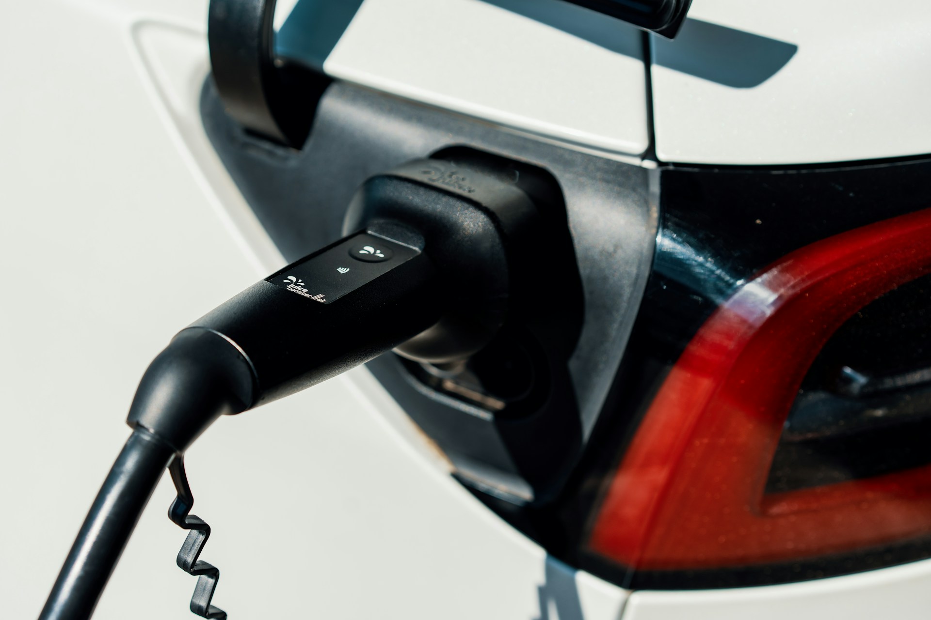 Japanese Researchers Unveil Non-Flammable Battery for Next-Gen EVs