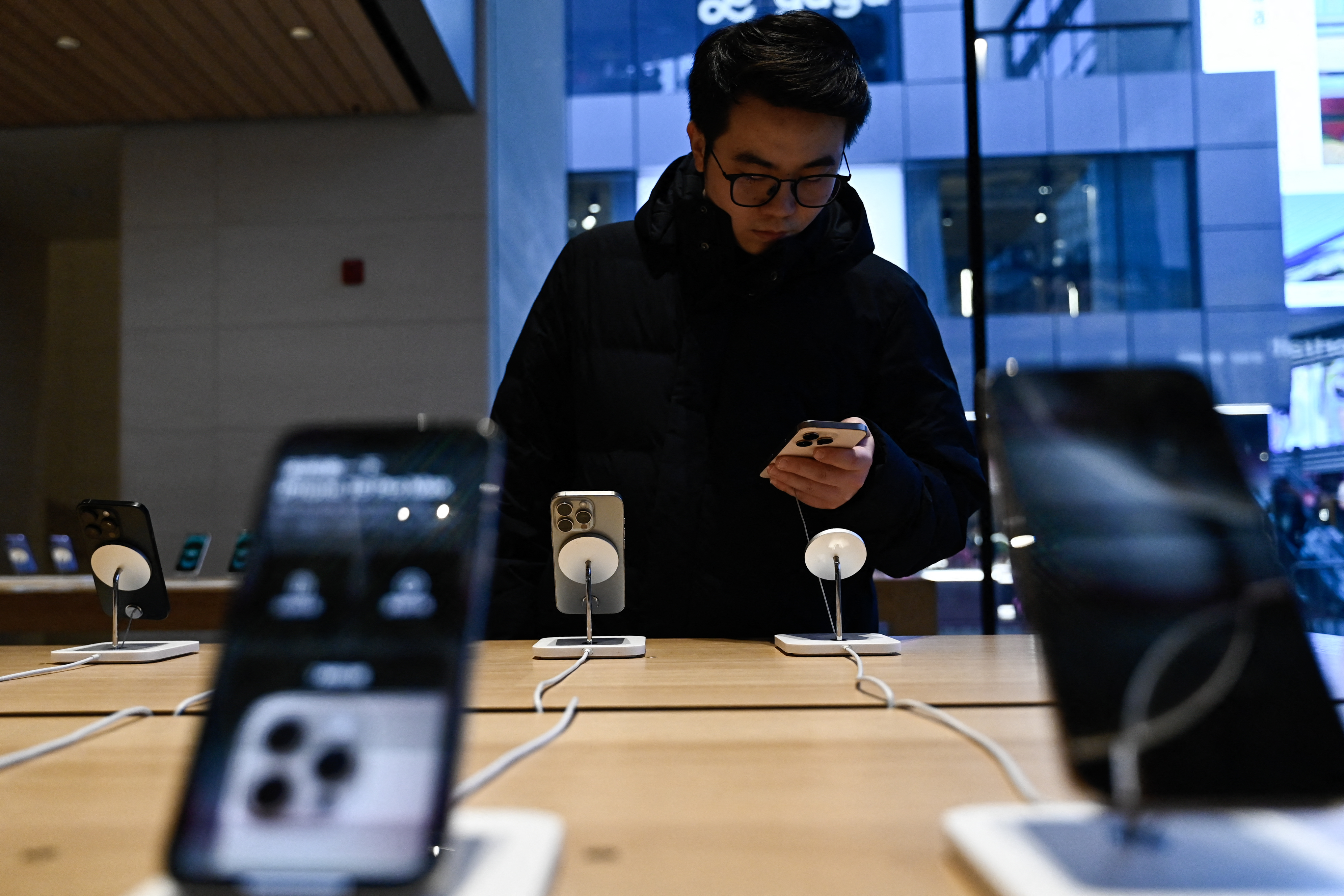 Trump Claims Apple Can 'Absolutely' Move iPhone Manufacturing Back to the US