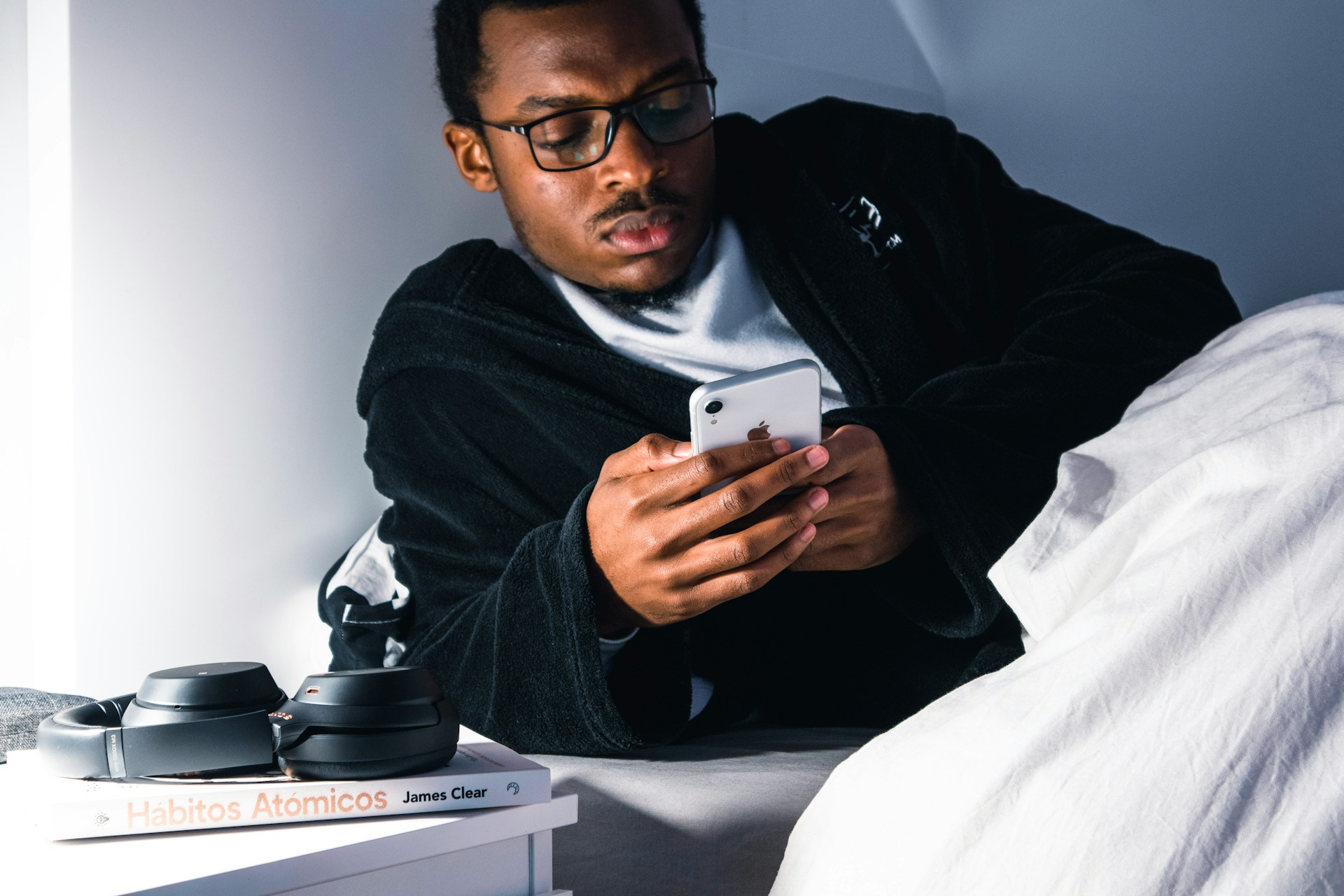 Late-Night Screen Time Increases Insomnia Risk by 59%, Study Reveals