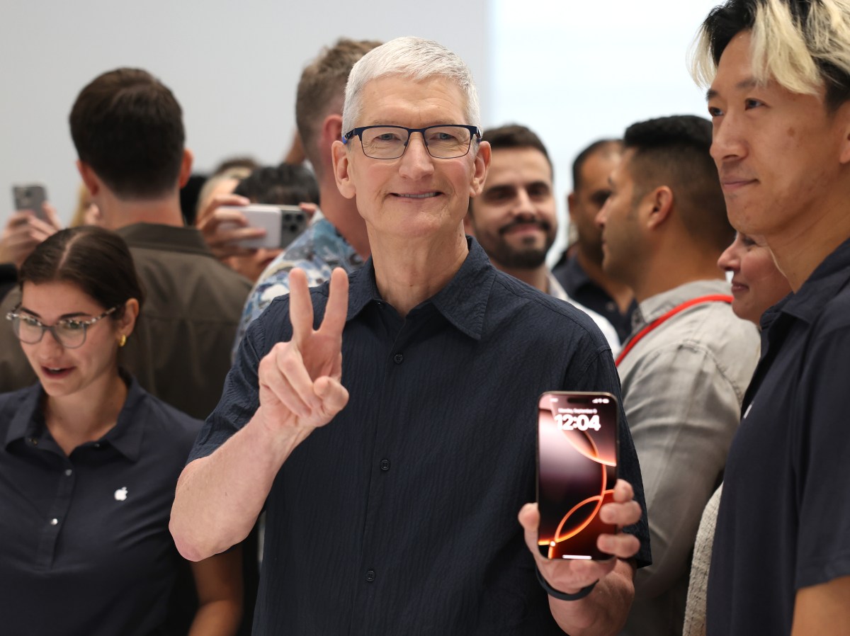 Tim Cook Discovers Group Chat Naming Feature, Chooses 'Roommates'